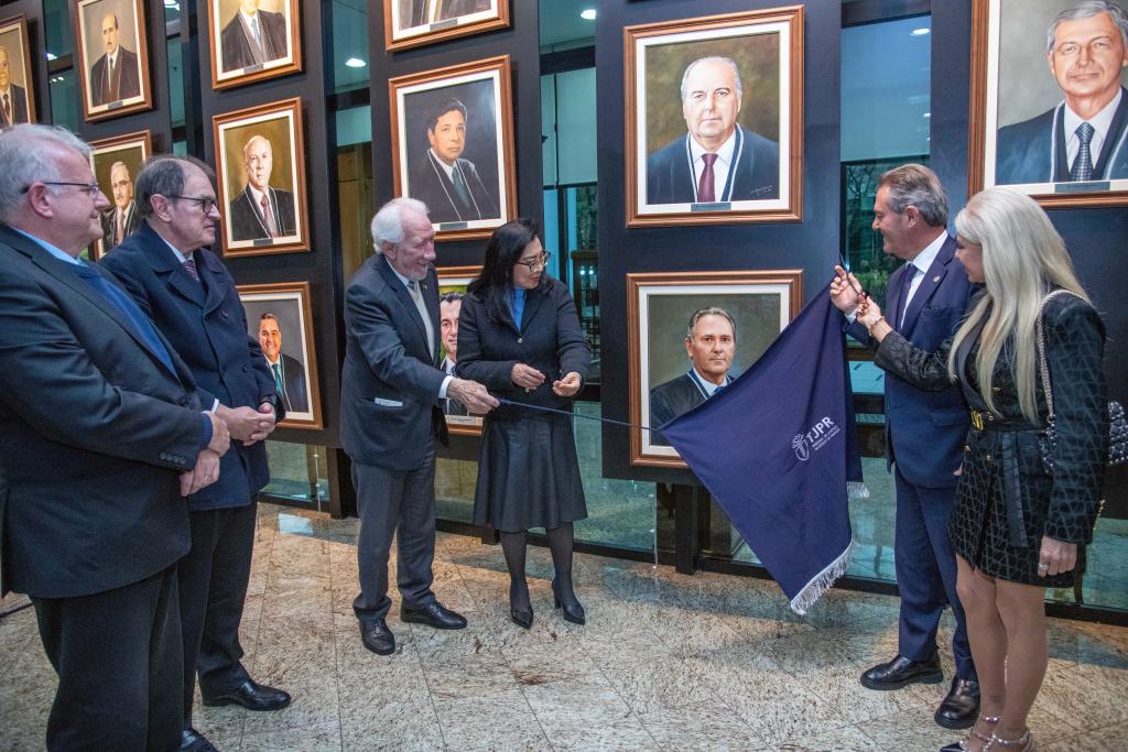 Desembargador Luiz Fernando Tomasi Keppen tem retrato aposto na galeria dos presidentes do TJPR